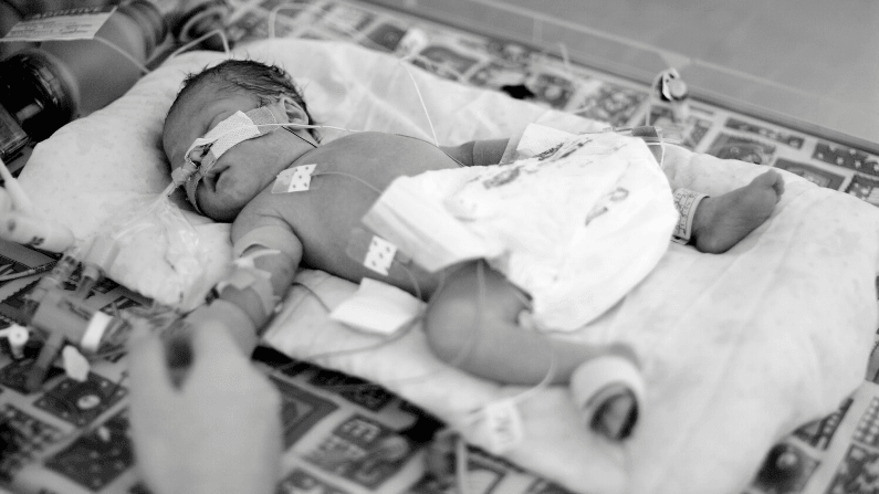 Præmatur med mor i hånden