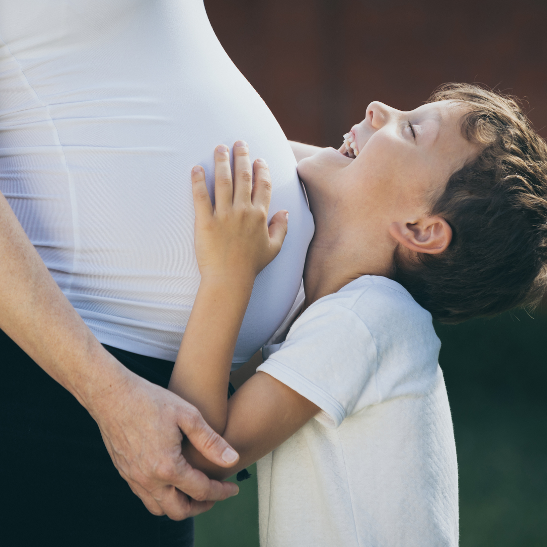 Storebror og gravid mave